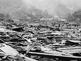 D�s lidi hnal ven z dom�, k�ik, plá�, zoufalství, bezmoc se �í�ily v�ude. Ale...