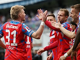 Plzeský záloník Pavel ulc se spoluhrái slaví svj gól proti Jablonci.
