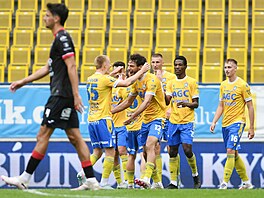 Teplití fotbalisté se radují z gólu Mohameda Jásira proti Pardubicím.