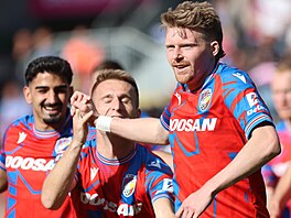 Plzetí fotbalisté slaví gól Pavla ulce.