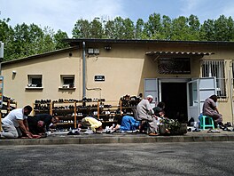 Muslimové se modlí ped meitou ve francouzské obci La Grand-Combe (2. kvtna...