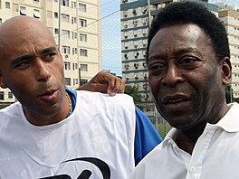 Brazilský fotbalista Pelé (vpravo) a jeho syn Edinho (vlevo).