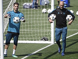 Branká Luca Zidane (vlevo) a jeho otec a trenér Zinedine Zidane (vpravo) v...