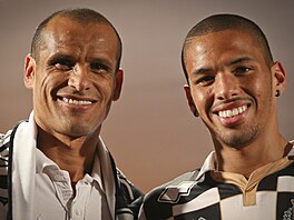 Slavný brazilský fotbalista Rivaldo (vlevo) a jeho syn Rivaldinho (vpravo).