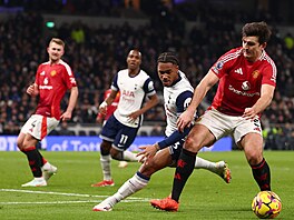 Momentka z utkání mezi Tottenhamem a Manchesterem United. Harry Maguire se...
