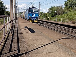 Lokomotiva �ady 363 047 a lokomotiva �ady 742 712 na vlaku Pn v Oseku nad...