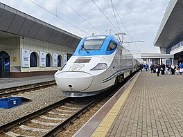 Uzbekistán a rychlovlak Afrosiyob z Ta�kentu do Samarkandu (max rychlost byla...