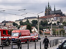Policie a hasii eí ped Rudolfinem v Praze únik plynu. (20. kvtna 2025)