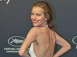 Eva Herzigová dress code dodrela. Odhalila jen záda (19. kvtna 2025).
