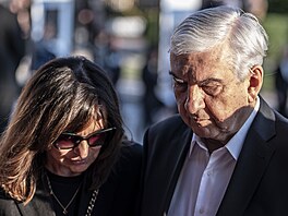 Herec Miroslav Donutil pichází na rozlouení s Jiím Bartokou v Rudolfinu...