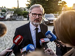 Premiér Petr Fiala pichází do Rudolfina na poslední rozlouení s Jiím...
