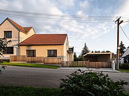 Pvodní jednopodlaní stavba byla rekonstruována, zachovány zstaly obvodové...
