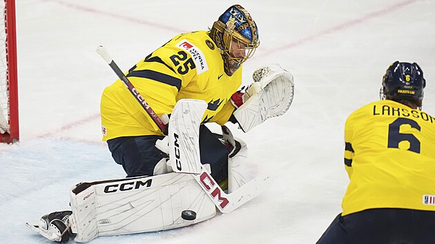 Jacob Markström ve �védské brance zasahuje.
