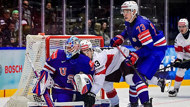 Branká� Joey Daccord z USA a Nico Hischier ze �výcarska v t�sném kontaktu....
