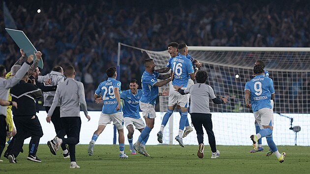 Fotbalisté Neapole oslavují triumf v italské lize.