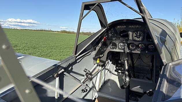 Kokpit repliky již nese moderní avioniku