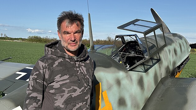 Pilot a letecký konstruktér Pavel kouřil se svojí ultralehkou replikou stíhacího letounu Messerschmitt Bf 109