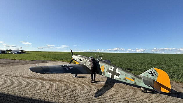 Ultralehká replika letounu Messerschmitt BF 109 před hangárem