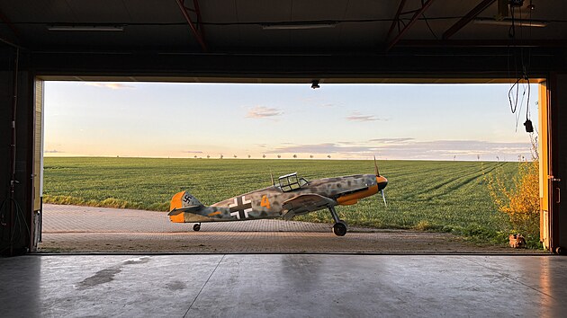 Ultralehká replika letounu Messerschmitt BF 109 před hangárem