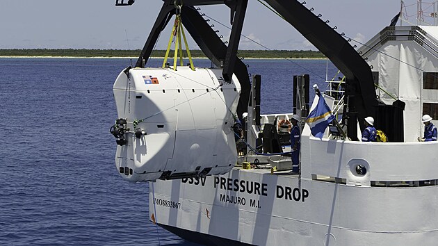 Spoutn ponorky Limiting Factor do vody bhem testovn na Bahamch