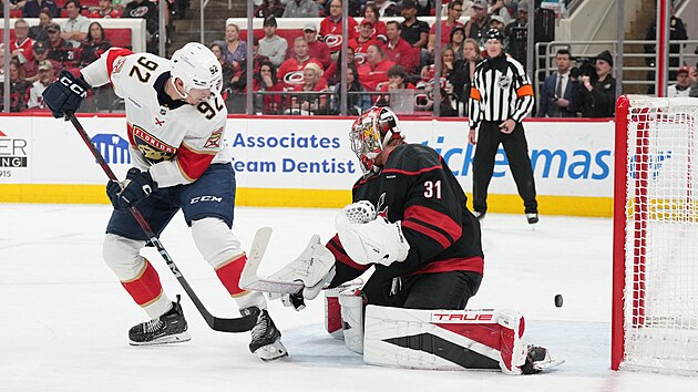Tom Nosek z Florida Panthers teuje puk ped brankem Frederikem Andersenem z Carolina Hurricanes ve finle Vchodn konference.