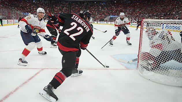 tonk Logan Stankoven z Carolina Hurricanes se zkou dostat ped branku Florida Panthers ve finle Vchodn konference.