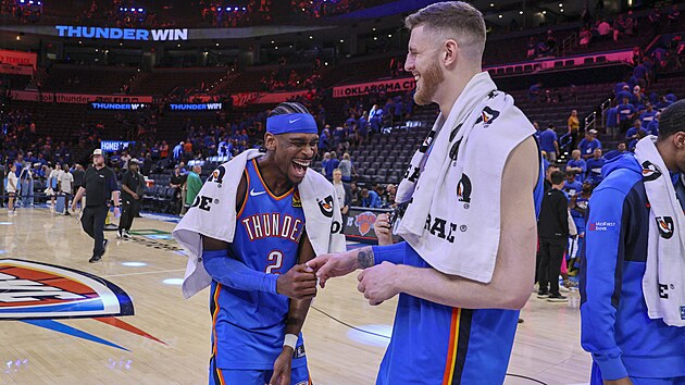 Shai Gilgeous-Alexander a Isaiah Hartenstein z Oklahoma City Thunder slaví...
