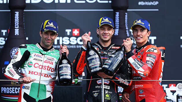 Nejlep jezdci MotoGP na okruhu v Silverstonu: Marco Bezzecchi (uprosted), druh Johann Zarco (vlevo) a tet Marc Mrquez.