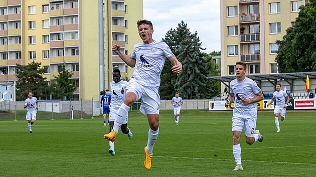 Marcel Novák z Vy�kova slaví gól proti Prost�jovu.