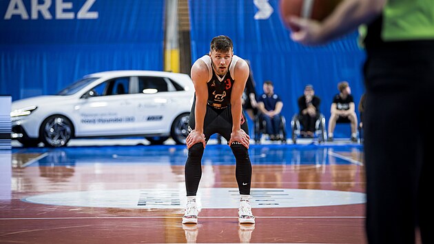 Ond�ej Sehnal se chystá na trestný hod b�hem t�etího finálového duelu NBL s...