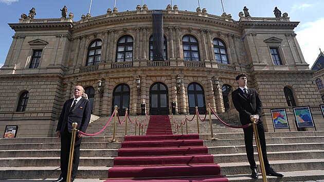 Veejnost se v Rudolfinu rozlou s Jim Bartokou. (20. kvtna 2025)