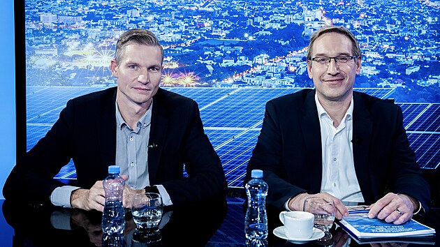 Hosty poadu Rozstel jsou (zleva) Tom Muk, country manager Nano Energies a Ji Matouek, len pedstavenstva Centropol Energy. (22. kvtna 2025)