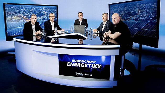 Hosty poadu Rozstel jsou (zleva) Tom Muk, country manager Nano Energies, Ji Matouek, len pedstavenstva Centropol Energy, modertor Vladimr Vokl,  Jan Zpoton, mstopedseda pedstavenstva E.ON a Martin Groch, editel Witkowitz Atomica. (22. kvtna 2025)