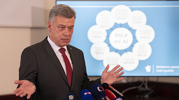 Ministr spravedlnosti Pavel Bla�ek (ODS) na �tvrte�ní tiskové konferenci...