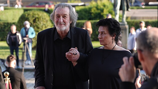 Bolek Polvka s manelkou Marcelou ernou pichz na rozluku s Jim Bartokou. (20. kvtna 2025)
