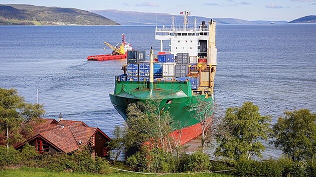 Kontejnerov lo, kter mlem narazila do domu v norskm Bynesetu nedaleko Trondheimu. (22. kvtna 2025)