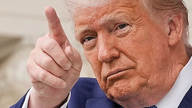 Americk prezident Donald Trump gestikuluje na  vzpomnkovm dni na Arlingtonskm nrodnm hbitov ve Virgini. (26. kvtna 2025)