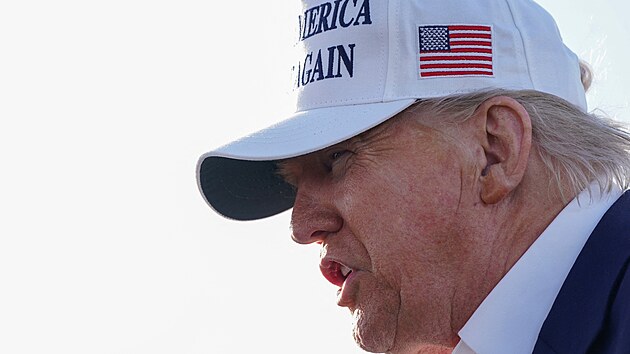 Americk prezident Donald Trump hovo s mdii ped nstupem do letadla Air Force One v Morristownu ve stt New Jersey. (25. kvtna 2025)