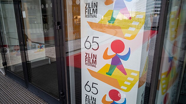 Vztyenm sochy Zlat stevek byl zahjen 65. ronk Zln Film Festivalu. (kvten 2025)