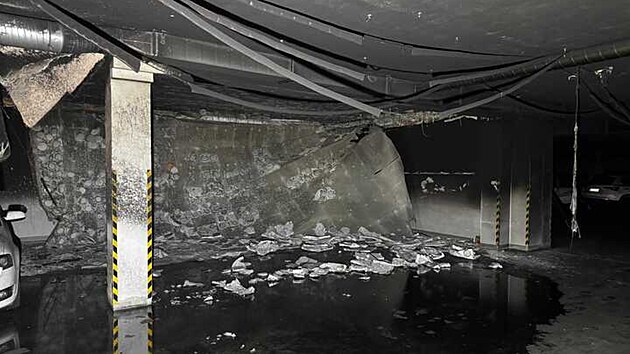 Pi nonm poru v garch bytovho domu v Okrun ulici v Tebi shoela mimo jin tyi zaparkovan vozidla. Celkovou kodu hasii pedbn odhadli na 10 milion korun. (28. kvtna 2025)