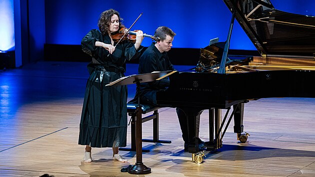 Patricia Kopatchinskaja a klavrista Joonas Ahonen na praskojarnm koncert v Rudolfinu