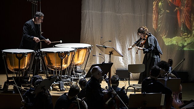Patricia Kopatchinskaja a tympanista souboru Camerata Bern bhem pednesu skladbu Luboe Fiera Crux na praskojarnm koncert v Rudolfinu
