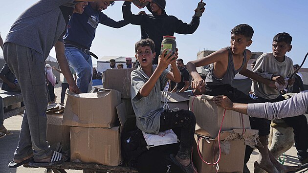 Tisce Palestinc v ter veer vtrhly do stedisek, kde nadace podporovan Spojenmi stty a Izraelem rozdlovala humanitrn pomoc. (27. kvtna 2025)