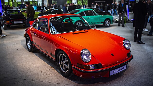 Sraz Porsch� 911 v pra�sk�m industri�ln�m prostoru Pragovka
