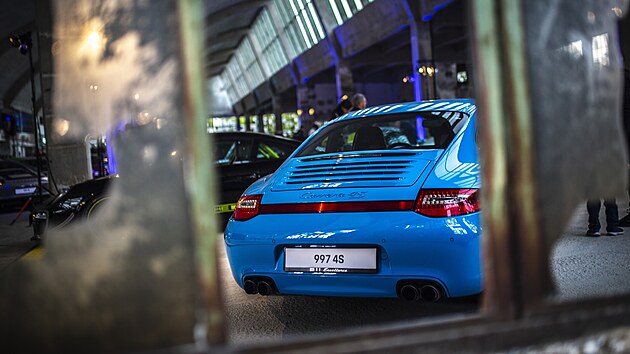 Sraz Porsch� 911 v pra�sk�m industri�ln�m prostoru Pragovka