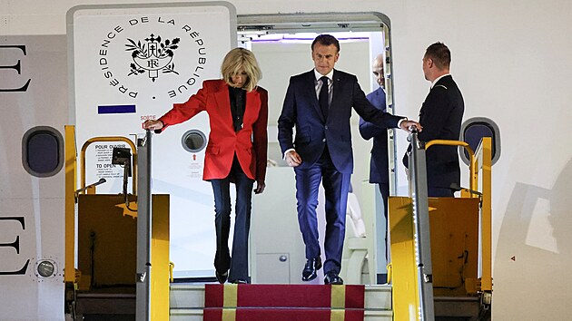 Emmanuel Marcron a jeho manelka Brigitte na nvtv ve Vietnamu. (25. kvtna 2025)