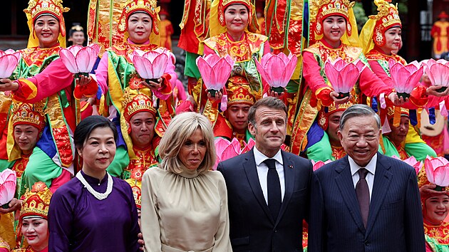 Emmanuel Marcron a jeho manelka Brigitte na nvtv ve Vietnamu. (26. kvtna 2025)