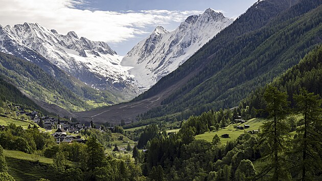 Po st�ede�n�m mohutn�m sesuvu p�dy a ledu ve �v�carsk�ch Alp�ch na jihu zem� z�st�v� nezv�stn� jeden �lov�k. (29. kv�tna 2025)