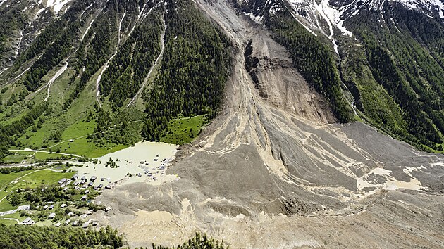 Sesuv p�dy ve �v�carsku zavalil celou vesnici. (29. kv�tna 2025)