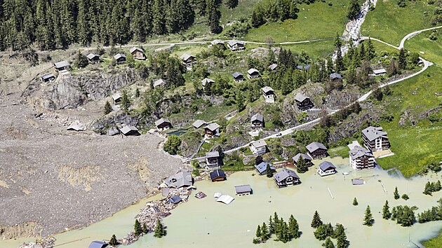 Sesuv p�dy ve �v�carsku zavalil t�m�� celou vesnici. (29. kv�tna 2025)